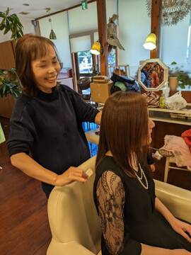 【JR吉塚】≪第1.3日曜日お休み・未経験18万円スタート・パートアルバイトも受け入れOK・18時迄の営業時間・扶養範囲の勤務OK≫着付け・セットも学べるので美容師として幅広い技術が学べる環境！年齢層も幅広くお客様との距離が近いヘアサロン「Hair&Make Alice（ヘアアンドメイクアリス）」からアシスタント（美容師）の求人☆☆