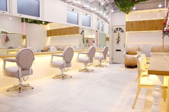 【西梅田】≪月8,9日休み・有給休暇あり≫≪社会保険完備≫女性スタッフが活躍する人気ヘアサロン！！！社会保障があり安定して正社員で働いていける雇用体制を整えています！！！「friity 大阪西梅田店（フリティオオサカニシウメダテン）」からスタイリスト（美容師）の求人☆★