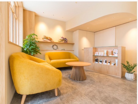 【JR和歌山駅】≪未経験・新卒生OK≫≪研修中給料あり≫≪客単価1万円以上≫≪最短16時に退勤可能≫≪ママさんの応募歓迎≫ヘッドスパの入客で歩合給発生！ハサミ持たない美容師多数在籍！「lino（リノ）」からアシスタント（美容室）の求人☆★