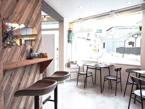 【JR八尾】≪月給20万円～≫≪アシスタントの方も技術手当あり≫≪社会保険完備≫健康診断や結婚お祝い金など福利厚生もしっかりと整っています！カラー特化型のおしゃれなサロンで働いてみませんか？アシスタントの方も技術手当がつきますよ！「BLUE&Co.（ブルーアンドカンパニー）」からアシスタント（美容師）の求人☆★