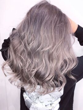 【渋谷】◆完全週休2日制・有給休暇あり・社会保険完備◆CM撮影・雑誌撮影やイベントでのヘアメイクもこなすトレンドサロン！美容業界の最先端で働けますよ！「freera 渋谷店（フリーラシブヤテン）」からアシスタント（美容師）の求人☆★