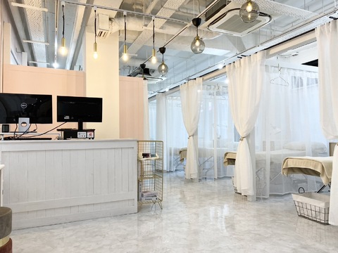 【難波】≪土日の固定休OK・社会保険完備・入社6ヵ月後はフレックスタイムあり!有給休暇あり!≫などの業界最高水準の待遇が嬉しい！プライベートもお給料、どちらも妥協したくない方大歓迎！「Alice なんば店（アリスナンバテン）」からアイリスト（アイデザイナー・まつげエクステ）の求人☆☆