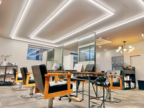 【岩塚】最新の薬剤や機材でトレンドを発信！某有名システムトリートメントを使用しており、単価UPも狙いやすい環境です！あなたの希望に合わせて勤務ができ、キャリアアップも叶うサロンです！「Lana hair salon IWATSUKA（ラナヘアーサロンイワツカ）」からスタイリスト（美容師）の求人★☆