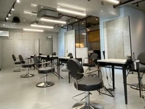 【横浜駅】≪最短1年半でデビュー可能≫≪土日祝休みOK≫週1回、アカデミーでしっかり技術を学ぶことができます！働きやすい環境で、高い技術力が身に付けられる人気サロン！「nui（ヌイ）」からアシスタント（美容師）の求人☆★