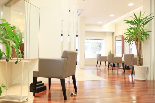 【烏丸】≪月8日休み＆土日休みOK＆連休OK≫≪平均退社時間19時≫≪社会保険完備≫プライベートを大事にしながら、長く仕事を続けられる環境があります！離職率も低く、スタッフの仲が良いのも魅力的「physio SAKAIMACHI（フィジオサカイマチ）」からスタイリスト（美容師）の求人☆★