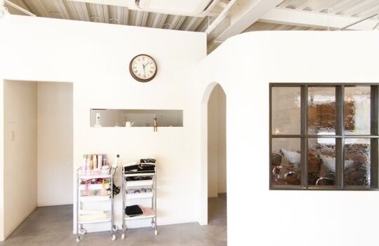 【北野田】≪日曜定休あり≫≪大型連休時の休暇あり≫欧風のお洒落な雰囲気！2Fはママさん安心のキッズルームと上質なケアを提供するスパルーム！お客様との距離も近いアットホームなサロン「allure（アリュール）」からスタイリスト（美容師）の求人です☆☆