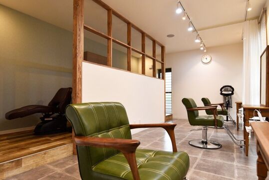 【西山天王山】≪完全週休2日制≫≪社会保険完備≫平均18時退社のため勤務後もプライベート充実！パートの方は時短勤務可能なので、主婦さんでも働きやすい環境です！「Sourire 〜艶髪&髪質改善専門店〜（スリールツヤガミアンドカミシツカイゼンセンモンテン）」からスタイリスト（美容師）の求人☆★☆