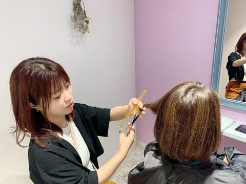 【JR箱崎駅】≪平均退勤時間18:00頃・社保完備・有休あり≫完全予約制でお客様と向き合える環境です。退勤時間も早くお身体の負担も少なめ！！高単価で高い収入も狙えます！！圧倒的なリピート率を誇る人気の艶髪専門店「L’oiseau bleu（ロアゾブルー）」からスタイリスト（美容師）の求人☆★☆