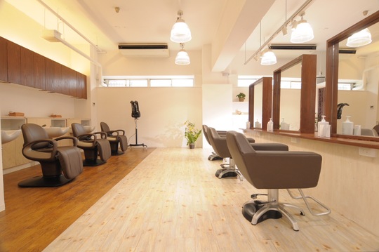 【緑地公園】≪平日のみOK／扶養内の勤務OK／ママさん美容師大歓迎≫スタッフの幸せがお客さまを幸せにする！和気あいあいとしたサロンなので、楽しく働いていけますよ！ママさん美容師も大歓迎「Roots hair（ルーツヘアー）からアシスタント（美容師）の求人☆★