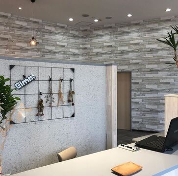 【八幡駅】★★★毎週日曜日がお休み★★★≪社会保険完備・月休8日・有給休暇あり・駅チカ≫19時ごろにほぼ退勤するのでプライベートも充実可能！お仕事、プライベートを充実できる環境でお仕事してみませんか！ オシャレでかわいい20〜30代に人気のヘアサロン「Elmo.（エルモ）」からアシスタント（美容師）の求人★☆