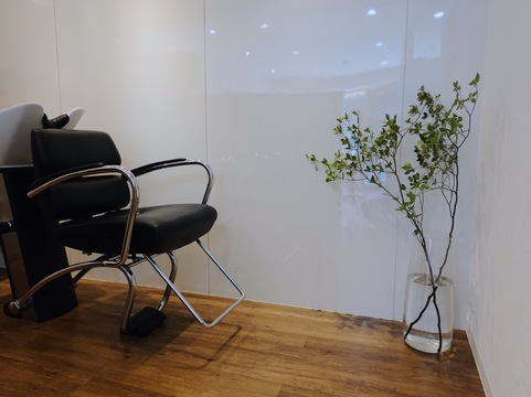 【天王寺】≪社会保険完備≫≪実働8時間≫≪完全週休2日制・土日休み月2回までOK≫≪20時までに退勤可能≫≪客単価1万円以上≫女性スタッフのみのサロン！技術向上や感性を磨くために毎月2回レッスン会あり！「Luum.（ルーム）」からスタイリスト（美容師）の求人☆☆