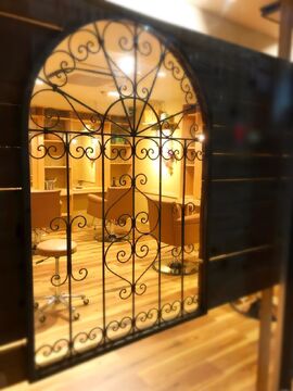 【明大前】≪社保完備・月給25万円～・月休8日・​産休育休制度あり・ブランクありでもOK・ゆとりをもった予約制・スタイリストオンリー≫リモート自由参加の講習！待遇だけでなく一緒に働く仲間同士、仲が良いのも魅力のひとつ！福岡エリアで店舗展開中の高条件、福利厚生充実のヘアサロン「rak hair 明大前（ラクヘアーメイダイマエ）」からスタイリスト（美容師）の求人☆★☆