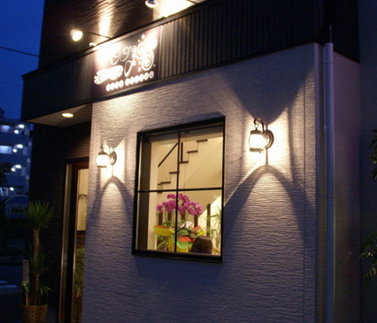 【川西能勢口】≪パートは土日休みOK！≫≪19時過ぎに退勤可能！≫≪社会保険完備≫入客チャンスアリ！撮影などクリエイティブなことにも関われる！地域密着型のサロン「OOPS hair design（ウープス ヘア デザイン）」からスタイリスト（美容師）の求人★☆