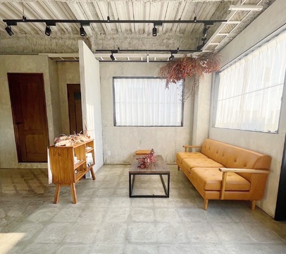 【JR吹田駅】≪インナーカラー、ハイライトカラーが人気≫≪客単価1万円≫≪客層30代がメイン≫ブリーチ技術はもちろんですが、ショートヘアのオーダーも多くカット技術もしっかりと学ぶことができます！「FLANER（フラネ）」からスタイリスト（美容師）の求人☆★