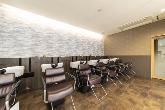 【守恒】≪Aujua取り扱い・カラーやデザインテクニックを取得可能・社会保険完備・休日数の選択OK≫20〜30代のお客様が多数ご来店！歩合給もつきやすく高月給が目指せるトータルビューティーサロン「the loves laughs hair by Smart Salon 守恒店（ザラブズラフズヘアーバイスマートサロンモリツネテン）」からスタイリスト（美容師）の求人★☆