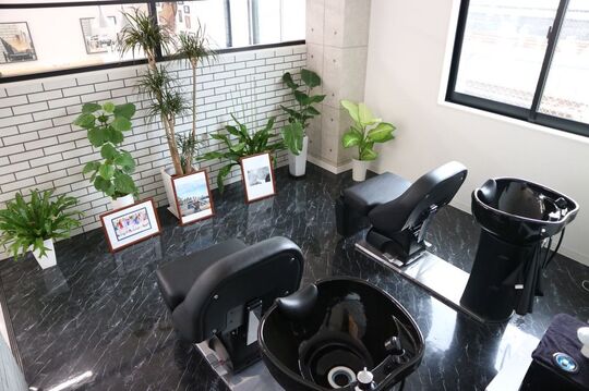 【赤間】≪月給18万円≫≪完全週休2日制≫≪社会保険完備≫やる気に満ち溢れた方大歓迎！外国人風カラーなど高い技術を学べるヘアサロン「LAND（ランド）」からアシスタント（美容師）の求人☆★☆