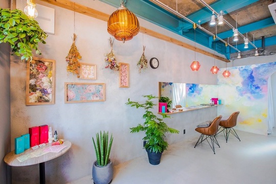 【石橋阪大前】ママさん美容師さん、ブランクのある方も大歓迎！髪質改善や頭皮ケアに特化した女性専用のプライベートサロン。おしゃれな落ち着いた店内でのびのびと働いてもらえる環境です「kanunu（カヌヌ）」からアシスタント（美容師）の求人☆☆