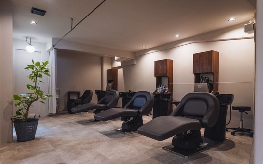 【塚口】≪完全週休2日制≫≪有給休暇あり≫≪18時に退勤可能≫≪社会保険完備≫女性が働きやすい環境をたくさん用意しています。強制無し自分のペースで無理な句レッスンを進めれる環境が人気！「ulu（ウル）」からアシスタント（美容師）の求人☆☆