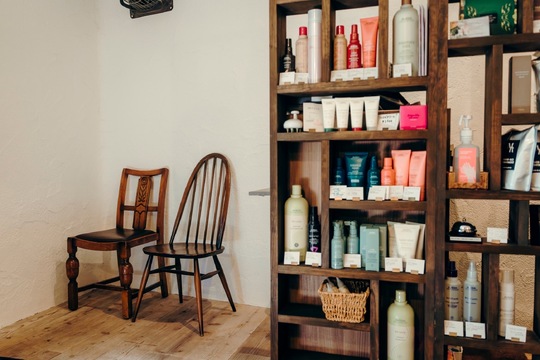 【地下鉄平野駅】≪月給23万円≫≪完全週休2日制&有給休暇完全消化≫≪住宅手当あり≫≪ 最短2年でデビュー≫≪ 社会保険完備≫安心して長く勤務出来る環境！！イギリスのコッツウォルズをモチーフに上質な癒しの空間でリラックスできるワンランク上の人気ヘアサロンです！「RIVER-NO 平野店（リバーノヒラノテン）」からアシスタント（美容師）の求人☆★