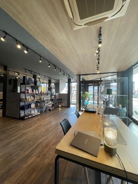 【新下関駅】≪デビューまで2年以内・営業中レッスンOK・20時までに退勤可能・社会保険完備≫安心のカリキュラムで一人ひとりにピッタリなペースでスタイリストデビューを目指せるヘアサロン「the laughter THE BREACH 新下関店 Smart Salon（ザラフターザブリーチシンシモノセキテンスマートサロン）」からアシスタント（美容師）の求人★☆