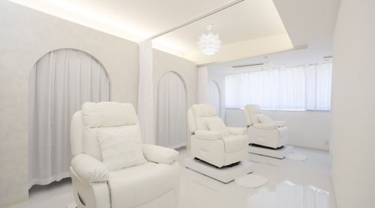 【関内】≪土日休み月2回までOK＆最大3連休取得OK≫≪基本給28万円スタート！≫韓国や中国の流行を随時取り入れ！充実の歩合＆手当で月給60万円も夢じゃない！プライベートと両立＆頑張りがお給料にしっかり結びつく「White Camellia 横浜関内店（ホワイトカメリアヨホハマカンナイテン）」からアイリスト（まつげエクステ・まつげパーマ・アイブロウ）の求人☆★☆