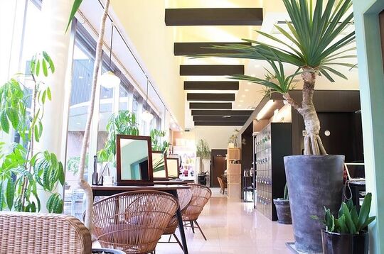 【山口駅】≪社会保険完備≫≪営業中レッスン♪≫着付けや、ブライダルなどサロンワーク以外にも学べる技術がたくさん！強制やノルマなどは無く、自分のペースで学んでいける環境なので、体に無理なくプライベートも充実できるアットホームなお店です♪“New Style aila（ニュー スタイル アイラ）”からアシスタント（美容師）の求人★☆