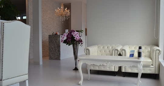 【泉大津春日町】≪美容学校通信費用全額支給≫≪月8日休み・第3日曜日休み≫≪社会保険完備≫個室でのヘッドスパや髪質改善が人気のヘアサロン！着付けやメイク、脱毛やエステなど幅広く対応しています！！「hair resort cocok（ヘアリゾートココ）」からアシスタント（美容師）の求人☆★☆