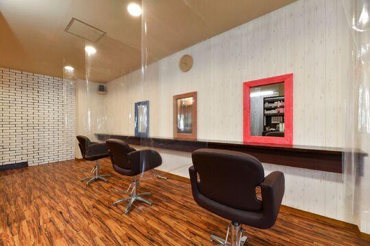 【敦賀駅】≪16時までの勤務OK≫≪残業なし≫≪日曜定休日≫≪完全週休二日制≫≪女性のみサロン≫子育てしながらも、働きやすい環境！急なお休みなどにも対応できるようにしてます！カラーだけに専念した専門店「COLOR PLUS 敦賀店（カラープラスツルガテン）」からカラーリスト（美容師）の求人☆☆