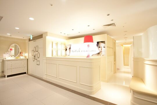 【大丸梅田】≪社会保険完備≫≪自社運営のスクールにて技術習得可能≫≪未経験・新卒生OK≫百貨店などを中心に展開するアイラッシュ＆アイブロウサロン！待遇面も整えて長く働ける環境を整えています！丁寧な研修を設けているので自信をもって入客できます！「Eye Flash 大丸梅田店（アイフラッシュダイマルウメダテン）」からアイリスト（アイデザイナー・まつ毛エクステ）の求人☆☆