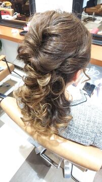 【唐津駅】≪完全週休2日制・社会保険完備・毎週2連休・高月給スタート・時短勤務OK≫技術だけでなく接客も大切にしてドンドン成長していきます。オーガニック薬剤を多く使用し、プライベートも充実できるヘアサロン「BOUCLE（ブークル）」からスタイリスト（美容師）の求人★☆