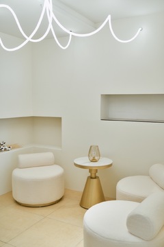 【桂】≪完全週休2日制≫≪月給21万円≫≪社会保険完備≫≪最短1年4ヵ月でデビュー可能≫平均退社時間19時30分頃！営業時間内レッスン可能！アットホームな小規模サロン！「she.（シー）」からアシスタント（美容師）の求人☆★☆