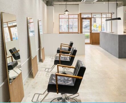 【東淀川】≪社会保険完備≫≪ブリーチやデザインカラーに強い≫≪フェードやパーマもおまかせ≫ブリーチなど個性的なスタイル提案で人気のメンズ専門店！メンズカラー、カットが好きという方にピッタリの「A-ge（アージ）」からアシスタント（美容師）の求人★☆