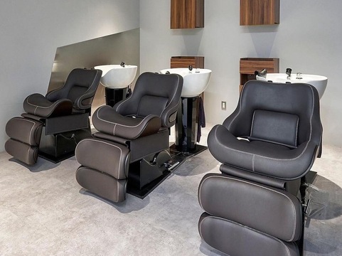 【所沢駅】≪完全週休2日制≫≪土日祝休みOK≫≪社会保険完備≫≪20時までに退勤可能≫お休みの取得でき、しっかり稼げる環境！デザインカラーや髪質改善など様々な技術が学べるサロン！「kusyu... 所沢西口店プロぺ通り（クシュトコロザワニシグチプロぺドオリ）」からアシスタント（美容師）の求人☆☆