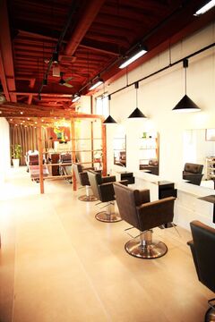 【長尾】≪月8日休み≫≪月に1度土日どちらかの休みOK≫≪有給100％消化≫≪社会保険完備≫≪パートのママさん美容師も大募集≫子育てが落ち着いて復帰した主婦の方も多く活躍中◎このほかにも待遇面はバッチリ◎スタッフ同士の仲がすごく良く、離職率が低いトータルビューティーサロン「Cappuccino Hair kotona（カプチーノヘアーコトナ）」からスタイリスト（美容師）の求人★☆