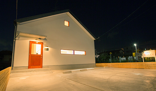 【木幡】≪ブランクありでもOK≫≪社会保険完備≫≪完全週休2日制≫近い距離でしっかりお客様と関われます。残業もほぼなし！プライベートの時間もしっかりと確保できます！週休3日制も相談OK。「楽」ではない仕事だからこそ、美容師という仕事を「楽しみ」ましょう！！「ROCCO（ロッコ）」からスタイリスト（美容師）の求人☆★