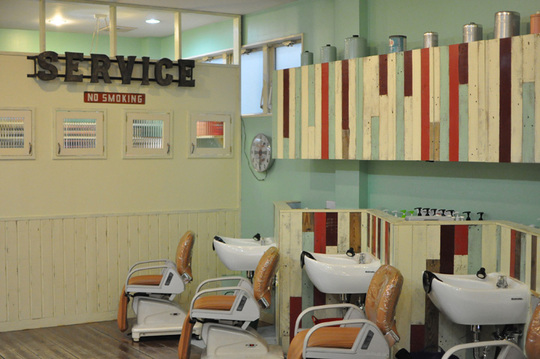 【赤坂】≪社会保険完備・月休7,8日・地域密着型≫レベルの高い技術、クリエイティブにもチャレンジでき大きく成長できる環境！！幅広い世代のお客様と関わります！！美容の大好きなスタッフが揃いみんなでお客様を幸せにする実力派ヘアサロン「BEEHIVE DELUXE（ビーハイブデラックス）」からスタイリスト（美容師）の求人☆★