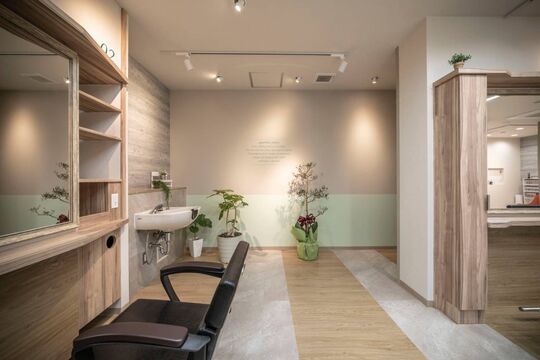 【片江】≪週休最大3日・月給25万円コースあり・車通勤OK・他店へヘルプ勤務無し・幅広い年齢層のスタッフが活躍・日曜日お休みOK≫ブランクがある方、幹部候補も大歓迎！！カットに自信のない方でも、丁寧に指導！座ってカットもOKなのでお身体の負担も少ないです。主婦の方も長くお仕事が出来る環境のカット専門店「quarters（クォーターズ）」からスタイリスト（美容師）の求人★☆