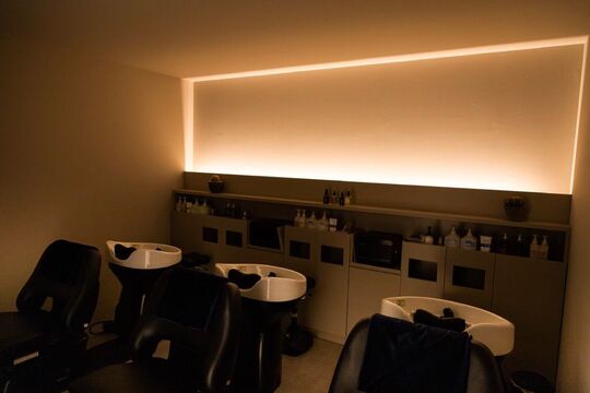 【針中野】≪社会保険完備！月8日休み≫中途採用でアシスタントとして入社し、今ではスタイリストとして活躍しているスタッフも多く在籍しています！努力次第で、早期デビューも可能！サロンと共に成長していきたい方、大歓迎！！「Sumika. by merge（スミカバイマージ）」からアシスタント（美容師）の求人★☆