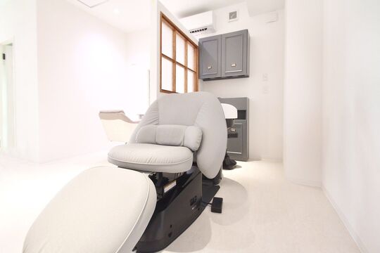 【武庫之荘】≪社会保険完備≫≪お休みの日数を選べる≫≪1年でデビュー可能≫≪営業中レッスンOK≫1ランク上のハイブリット型トータルビューティーサロン！エイジングケアメニューが豊富なので高単価を目指せます！「Freya Total Beauty Salon（フレイアトータルビューティーサロン）」からカラーリスト（美容師）の求人☆★