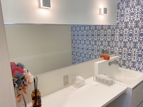 【伊丹駅】≪未経験24万円～！≫≪日曜定休≫≪社会保険完備≫≪有給休暇あり≫≪実働8時間≫≪業務委託の方は固定で日曜休みOK≫≪委託は最低保障給あり≫≪正社員orパートor業務委託で選択できる！≫≪産休育休制度あり≫落ち着いた空間で施術できます！「MADEMORE 伊丹店（マドモアイタミテン）」からアイリスト（アイデザイナー・まつ毛エクステ）の求人☆☆