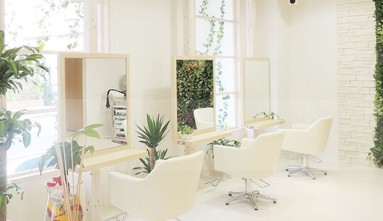 【有田】≪入客チャンスあり≫他店との合同レッスンアリ！！幅広い技術を身につけていきましょう♪お客様の頭皮・髪質を大切に考えている地域密着型のヘアサロン「hair resort art（ヘアーリゾートアート）」からスタイリスト（美容師）の求人☆★