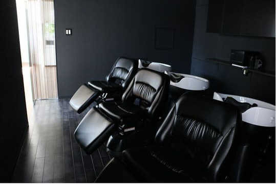 【池田駅】≪社会保険完備≫≪月給23万円スタート≫≪有給休暇あり≫≪19時には退勤可能≫正月休みや、GW休暇などお休みも超充実！新しいスタッフさんもどんどんお客様に入客することが可能です！スタッフ同士も仲が良い、地域密着型サロン「Hair Designers SILK（ヘアーデザイナーズシルク）」からスタイリスト（美容師）の募集☆☆