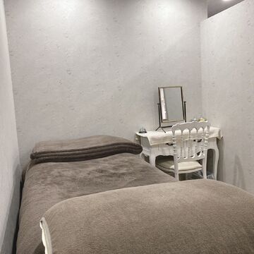 【住道】≪月給23万円〜≫≪完全週休2日制≫≪社会保険完備≫≪月給40万円以上も可能≫≪業務委託と正社員の働き方を選択可能≫≪最低保障給制度あり≫新規のお客様も多いので、入客チャンスあり！絶大の人気を誇るサロンです！スタッフさんの定着率が抜群◎地域密着型の実力派サロン！「Betty by schon（ベティバイシェーン）」からスタイリスト（美容師）の求人☆★