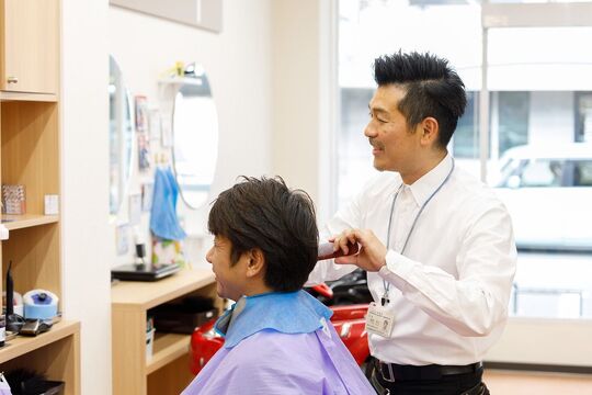 【井尻駅】≪社会保険完備≫≪理容学校学費負担制度あり≫≪社員寮アリ≫≪未経験・通信生・新卒生OK≫幅広い世代のスタッフさん達が活躍中！！店舗展開し安心してお仕事できる環境の「理容こうのいけ 井尻理容店（リヨウコウノイケイジリリヨウテン）」から理容師（見習い・中習・技術者）の求人☆★