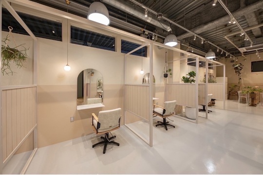 【阪急茨木市駅】≪月給50万円以上が目指せる！≫≪月8日休み≫≪土日休みOK≫≪休憩あり（外出OK）≫≪社会保険完備≫≪人気システムトリートメントを使用した髪質改善推しサロン≫≪客単価1万円越えの高単価≫≪客層20代30代がメイン≫スタッフ想いの環境です！給与体制がキャリアに応じて変動します！「Sida（シダ）」からスタイリスト（美容師）の求人★☆