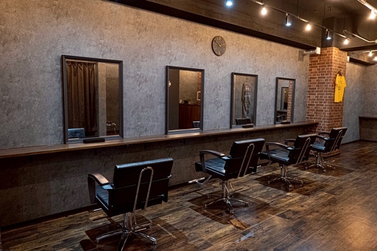 【江坂】≪北摂エリアで話題のメンズサロン≫≪最短6ヵ月でスタイリストデビューが可能≫≪社会保険完備≫≪月8日休み≫≪土日休みOK≫営業時間内レッスン可能！トレンドのパーマスタイルのオーダーが多数！流行りの薬剤や商材が多いサロン！「LiG Men's salon（リグメンズサロン）」からアシスタント（美容師）の求人★☆