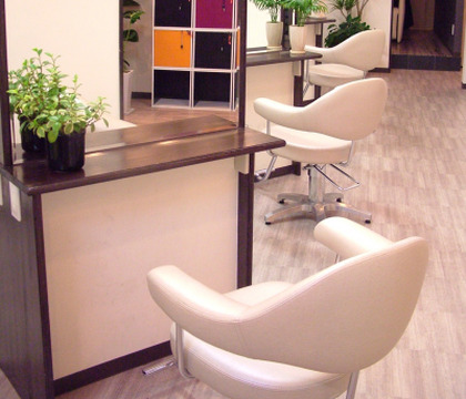 【JR堺市】≪月給21万円〜≫≪有給休暇あり≫≪社会保険あり≫接客重視！親身な対応でスタッフさんは本音で話せて、お客さんは人生相談するほど！地域に愛されるアットホームな自然体サロン「LeiR（レイール）」からアシスタント（美容師）の求人☆★☆