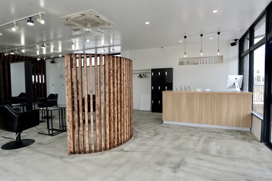 【桑江中学校】≪永久保証給あり≫≪カラー比率90％以上！≫≪フリー40％・指名50％還元≫髪質改善などケアにも注力したサロン！基本マンツーマンスタイルのため負担なく働けますよ！「Willie belle（ウィリーベル）」からスタイリスト（美容師）の求人☆★☆