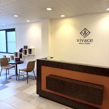 【守口市駅】≪日曜、月曜、祝日が定休日≫≪社会保険完備≫≪パートさんは週2日〜勤務OK≫≪9時〜17時までの勤務必須≫ママさんスタイリストが働きやすい環境を整えています◎お子様がいても安心して働ける理想的なサロン「vivace（ヴィヴァーチェ）」からスタイリスト（美容師）の求人☆☆