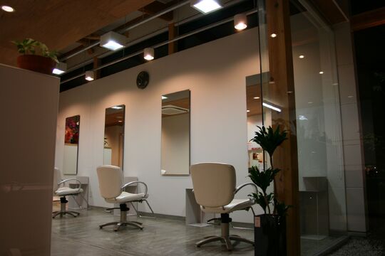 【亀山】≪月給17万円スタート≫≪月7日休み≫明るい、元気、笑顔！フレンドリーな接客が自慢のアットホームサロン！長く通われてるお客様も多く、おイベントなどもあります！長く楽しく働ける環境がウリのサロンですよ！“REMIX HAIR（リミックスヘアー）”からアシスタント（美容師・理容師）の求人★☆